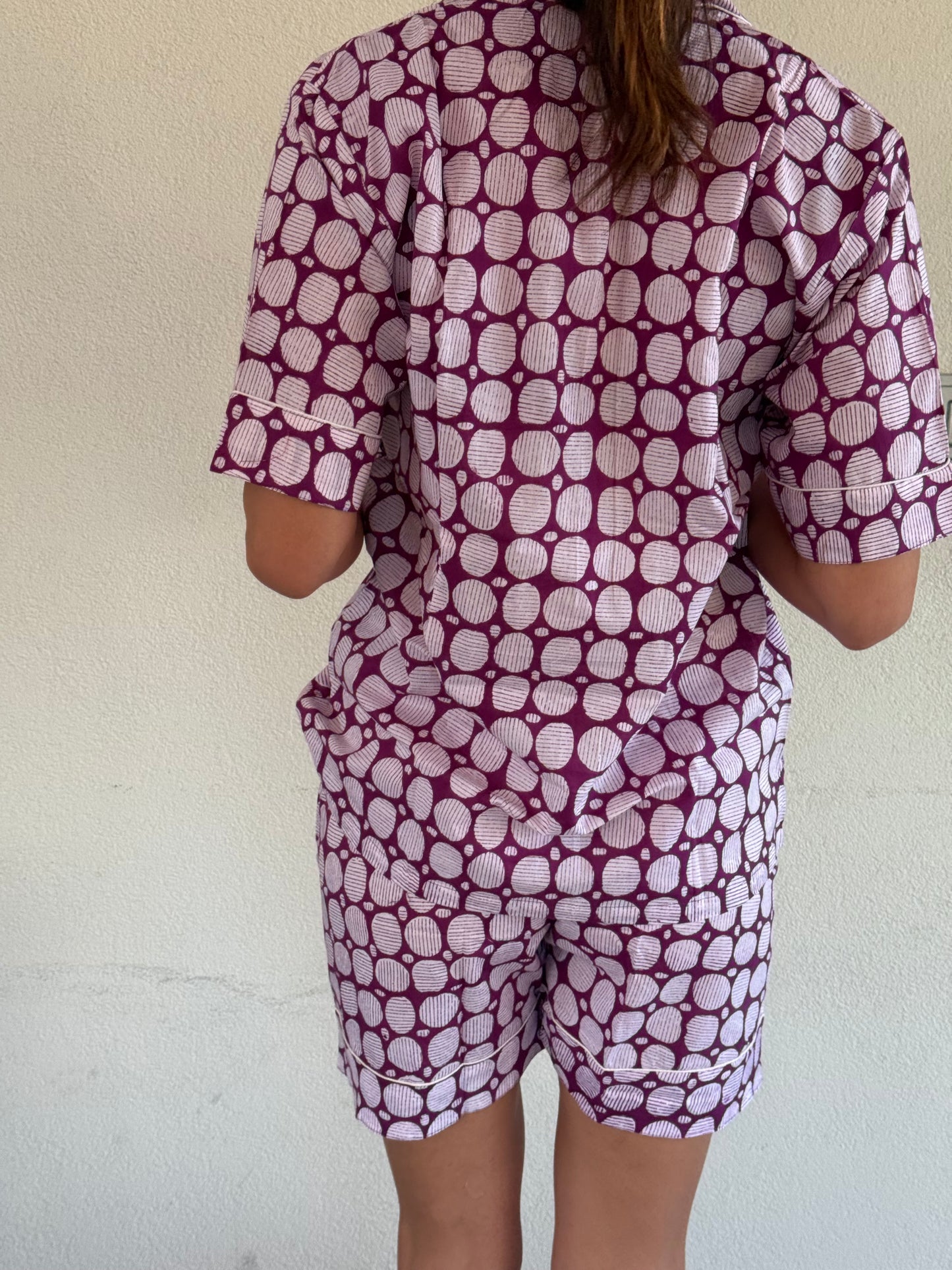 Pigiama corto 100% puro cotone organico a pois viola prugna, made in Jaipur