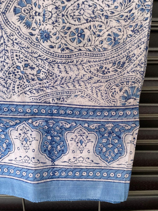 Pareo in mussola di cotone, tessuto stampato a mano. Fantasia floreale .A27