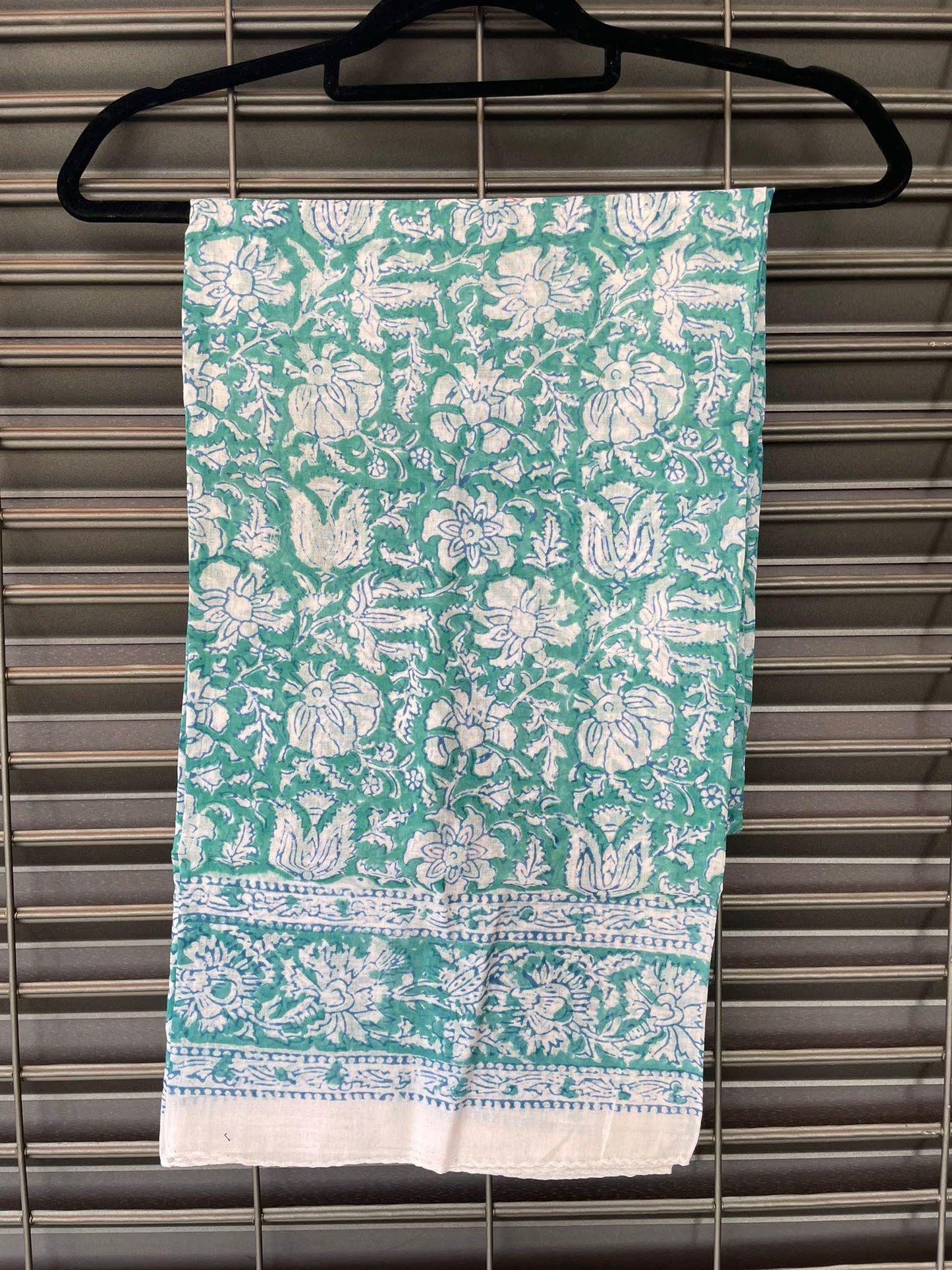 Pareo in mussola di cotone, tessuto stampato a mano. Fantasia floreale .A31