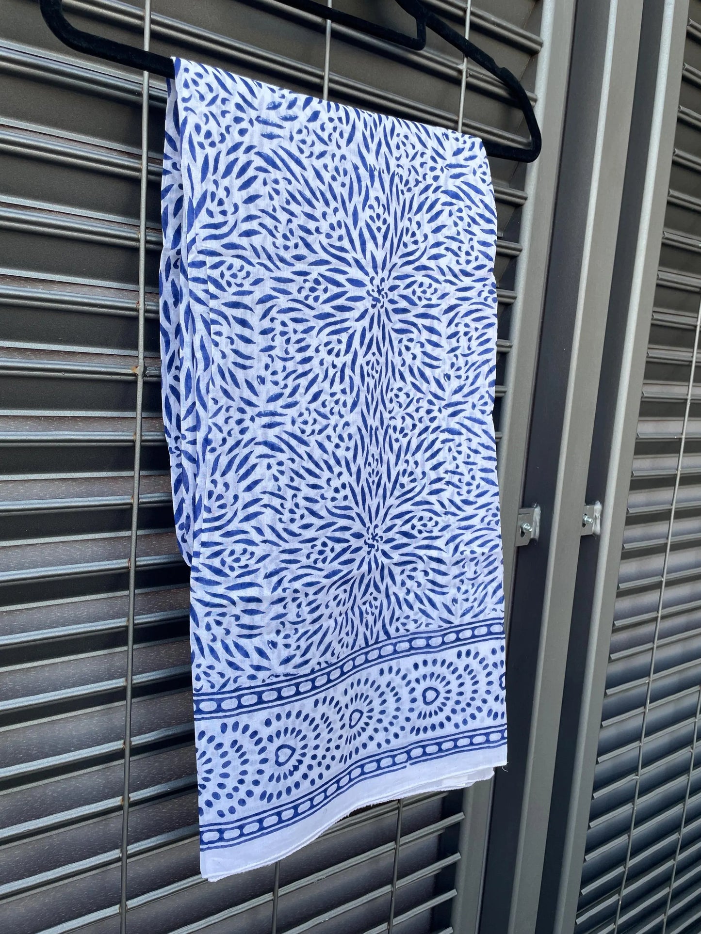 Pareo in mussola di cotone, tessuto stampato a mano. Fantasia floreale A16