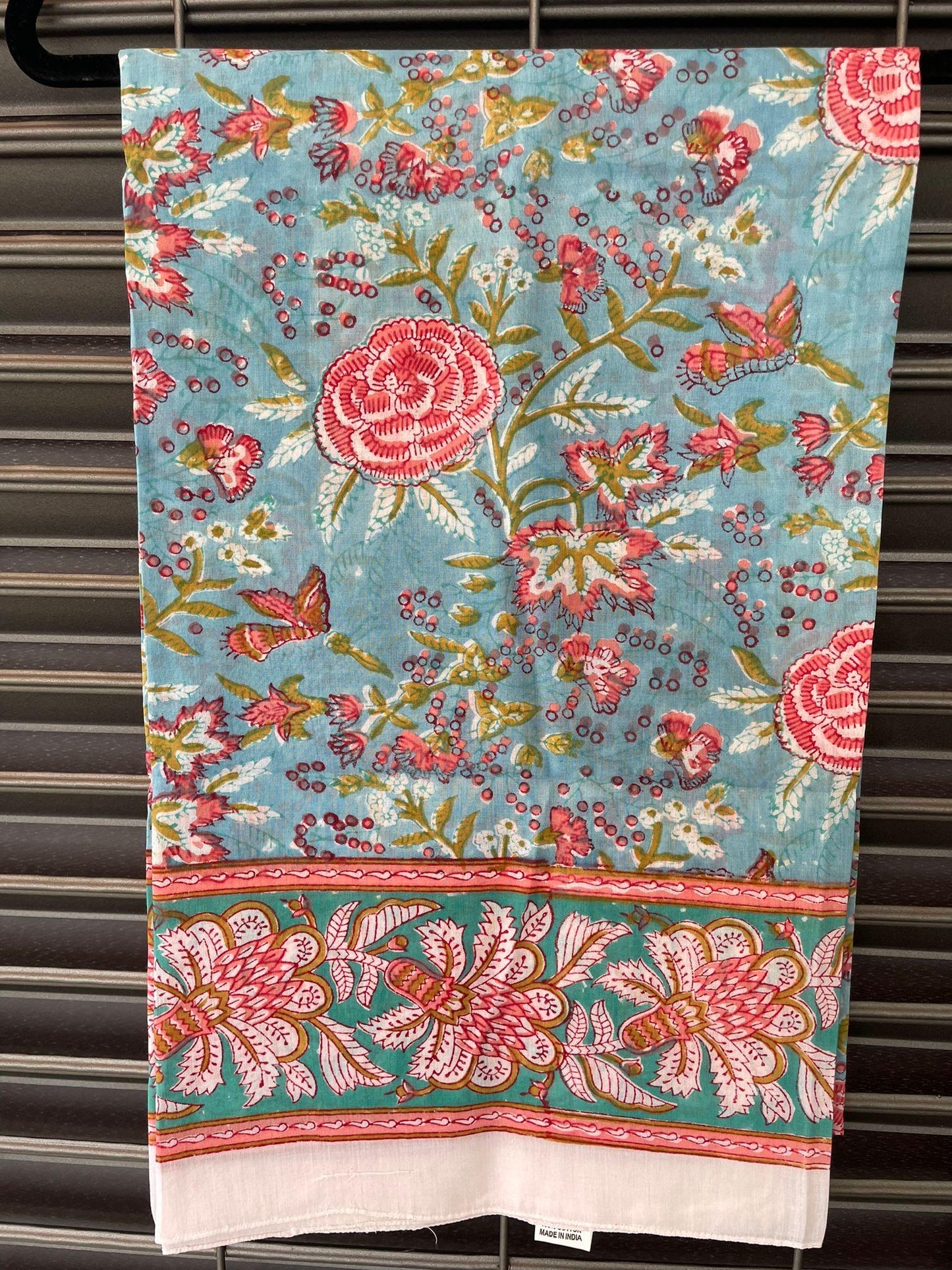 Pareo in mussola di cotone, tessuto stampato a mano. Fantasia floreale .A25