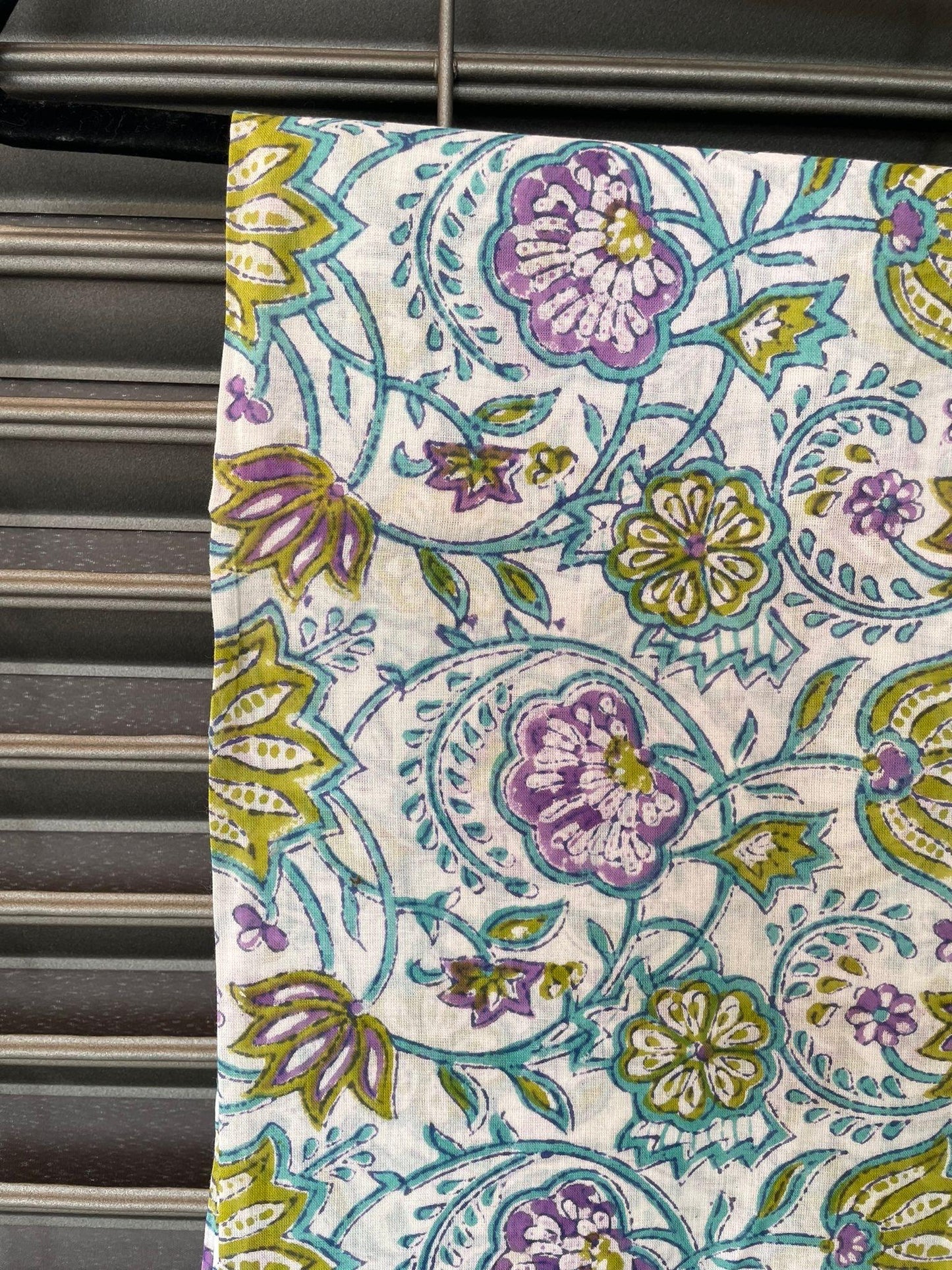 Pareo in mussola di cotone, tessuto stampato a mano. Fantasia floreale .A26