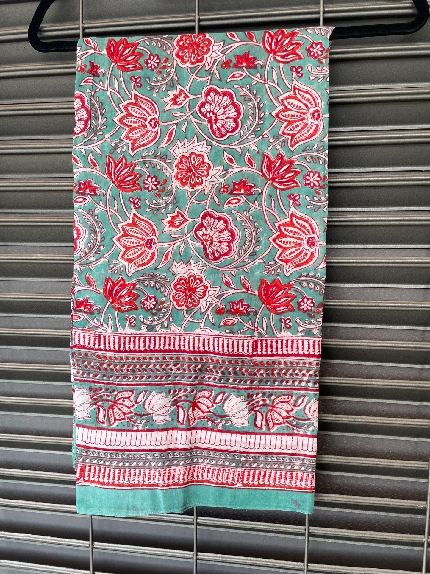 Pareo in mussola di cotone, tessuto stampato a mano. Fantasia floreale .A34