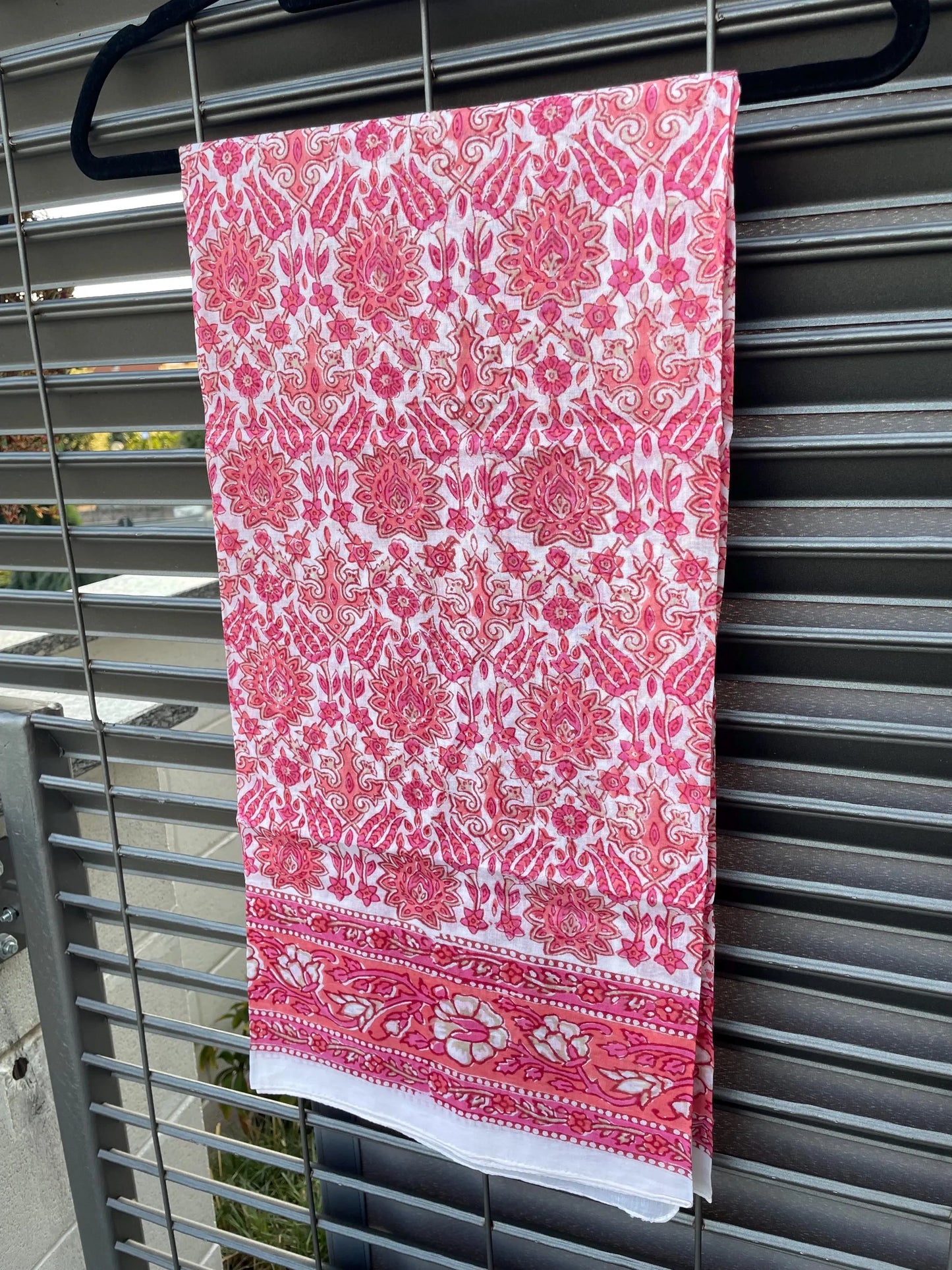 Pareo in mussola di cotone, tessuto stampato a mano. Fantasia floreale.A17