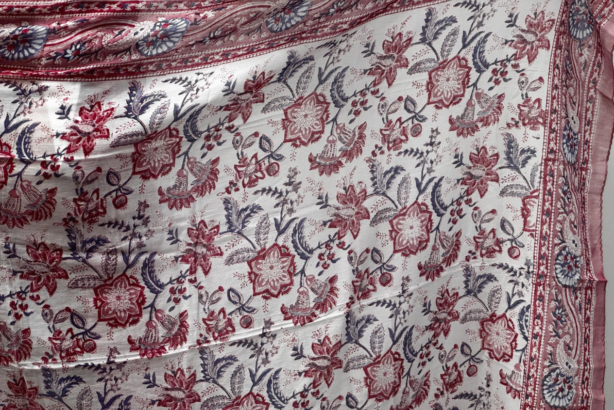 Pareo in mussola di cotone, tessuto stampato a mano. Fantasia floreale. A58