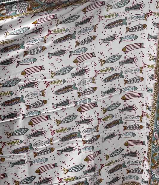 Pareo in mussola di cotone, tessuto stampato a mano. Disegno pesci .A52