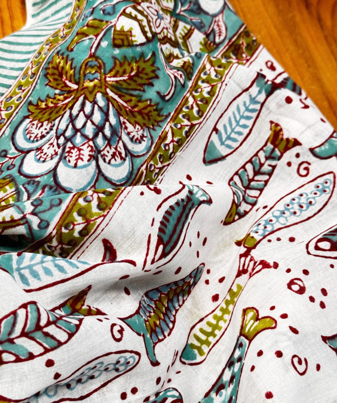 Pareo in mussola di cotone, tessuto stampato a mano. Disegno pesci .A52