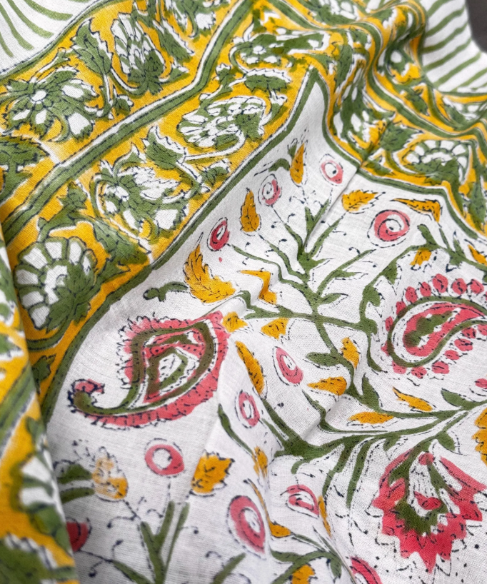 Pareo in mussola di cotone, tessuto stampato a mano. Fantasia floreale .A50