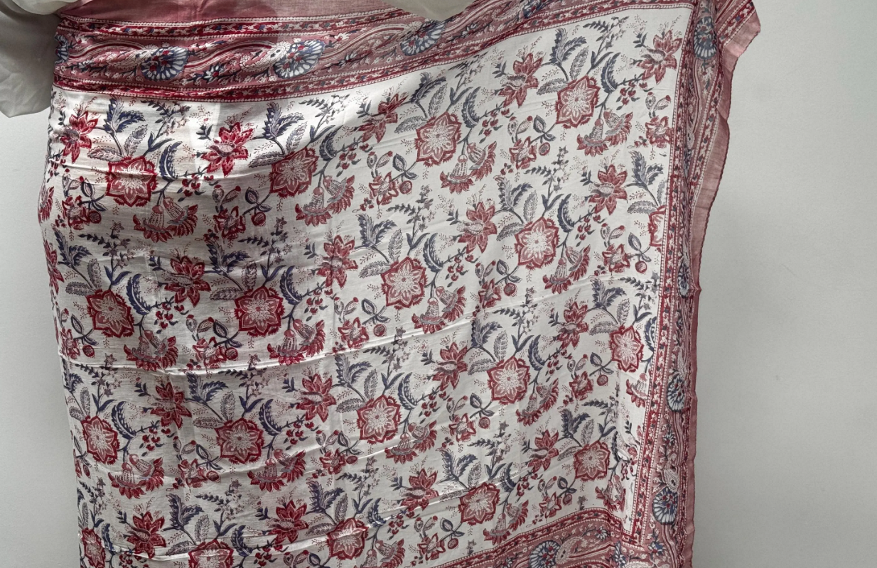 Pareo in mussola di cotone, tessuto stampato a mano. Fantasia floreale .A49