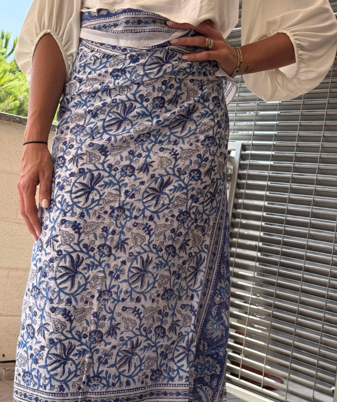 Pareo in mussola di cotone, tessuto stampato a mano. Fantasia floreale .A47