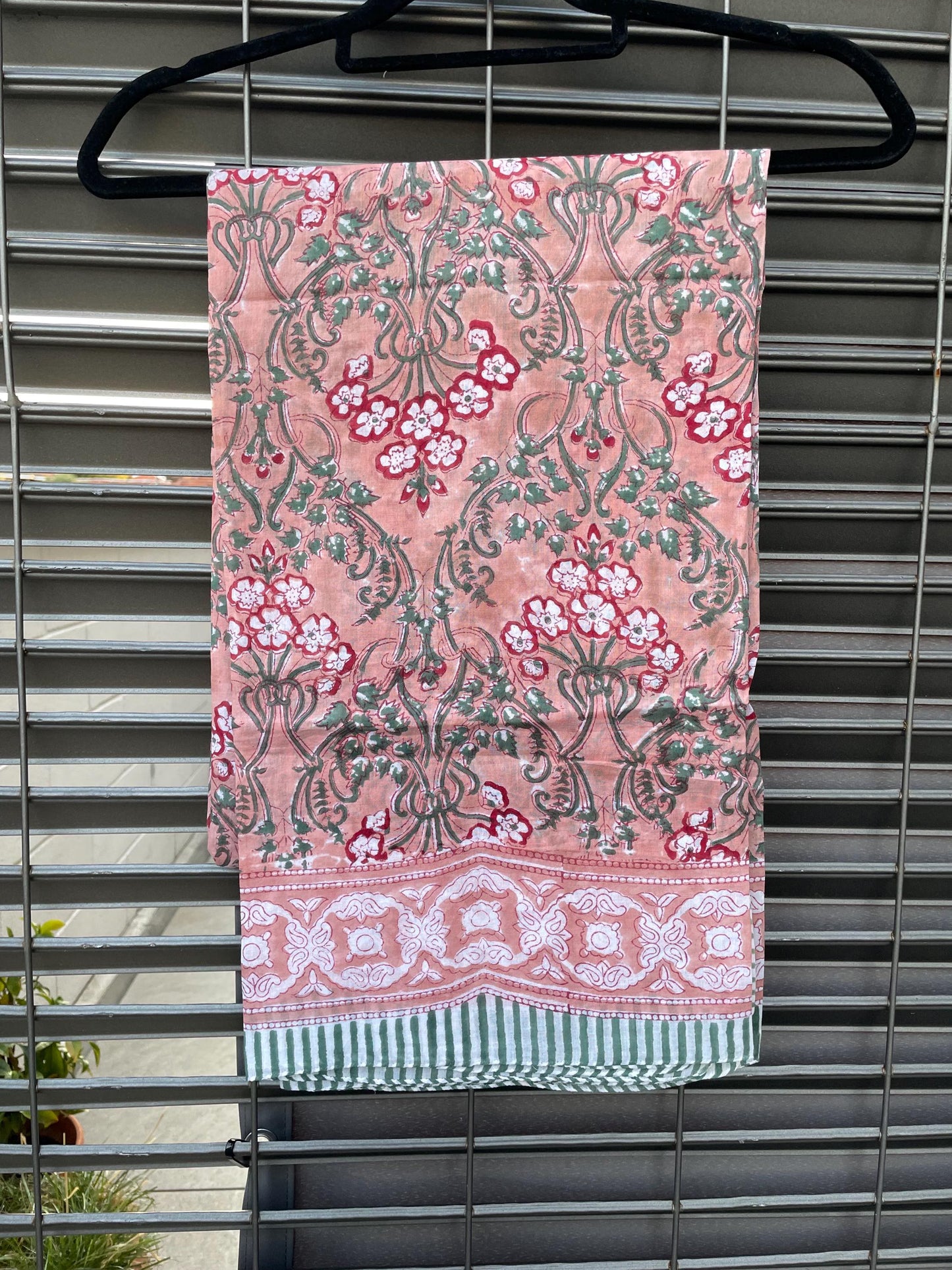 Pareo in mussola di cotone, tessuto stampato a mano. Fantasia floreale .A13