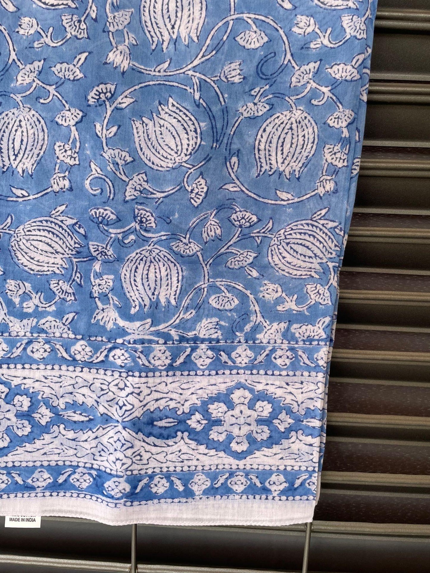 Pareo in mussola di cotone, tessuto stampato a mano. Fantasia floreale .A38