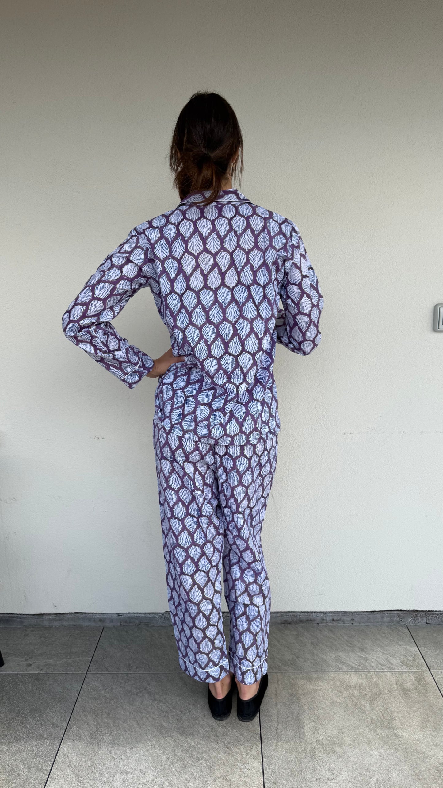 Langer Pyjama aus 100 % reiner Bio-Baumwolle mit grünem Blumenmuster, hergestellt in Jaipur