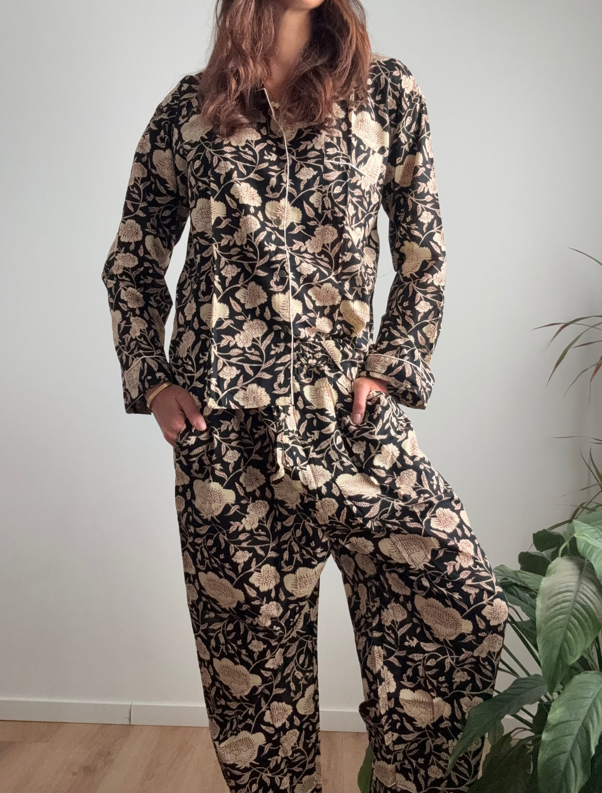 Pigiama lungo 100% puro cotone organico con pantalone baggy, fantasia floreale nero