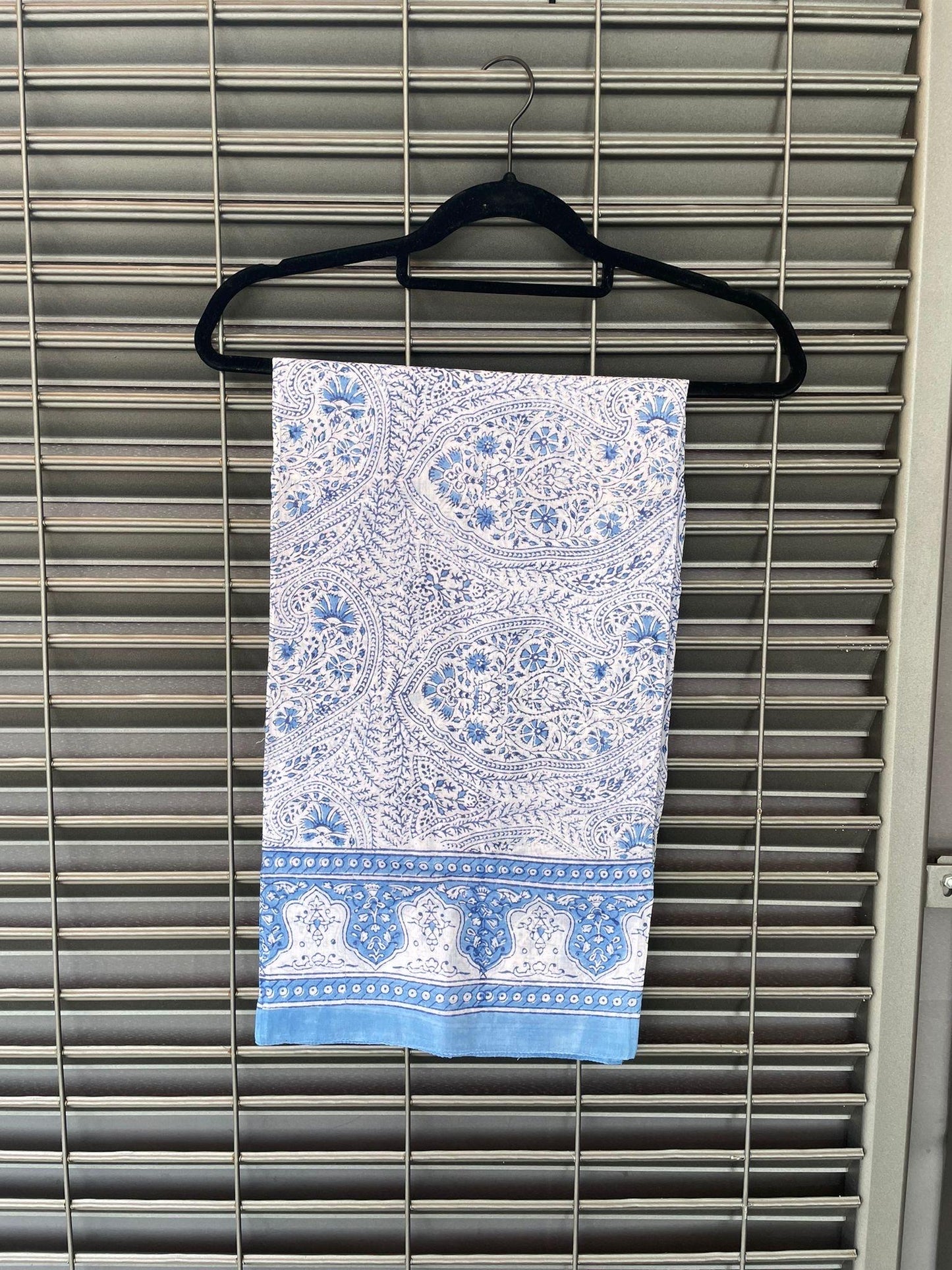 Pareo in mussola di cotone, tessuto stampato a mano. Fantasia floreale .A27