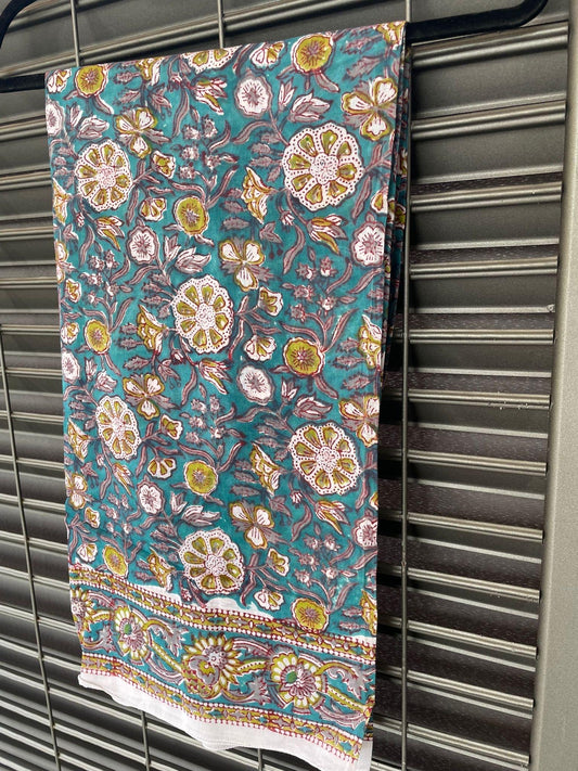 Pareo in mussola di cotone, tessuto stampato a mano. Fantasia floreale .A24