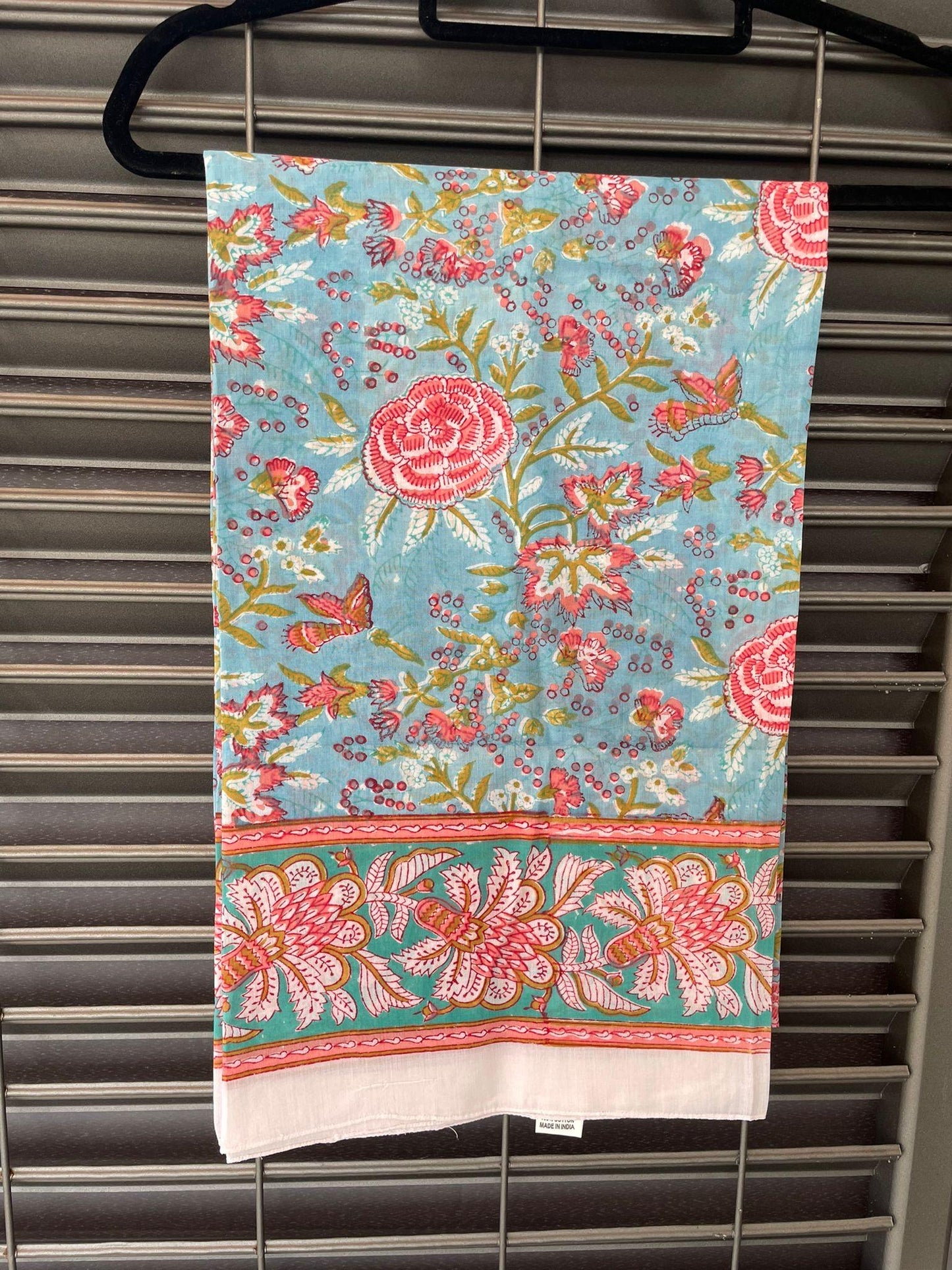 Pareo in mussola di cotone, tessuto stampato a mano. Fantasia floreale .A25