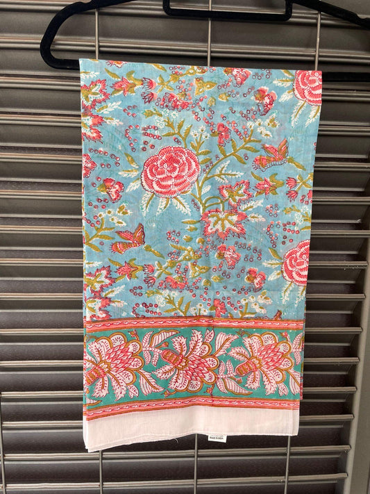 Pareo in mussola di cotone, tessuto stampato a mano. Fantasia floreale .A25