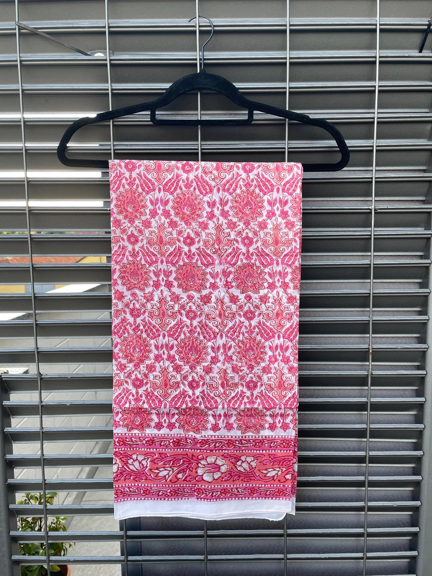 Pareo in mussola di cotone, tessuto stampato a mano. Fantasia floreale.A17