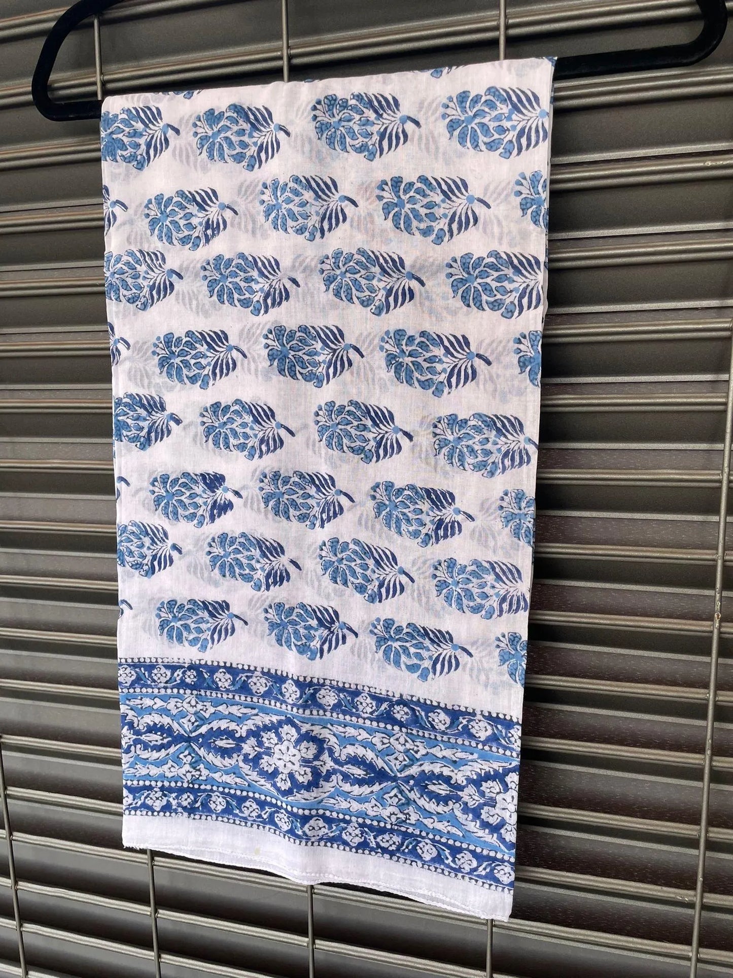 Pareo in mussola di cotone, tessuto stampato a mano. Fantasia floreale .A40