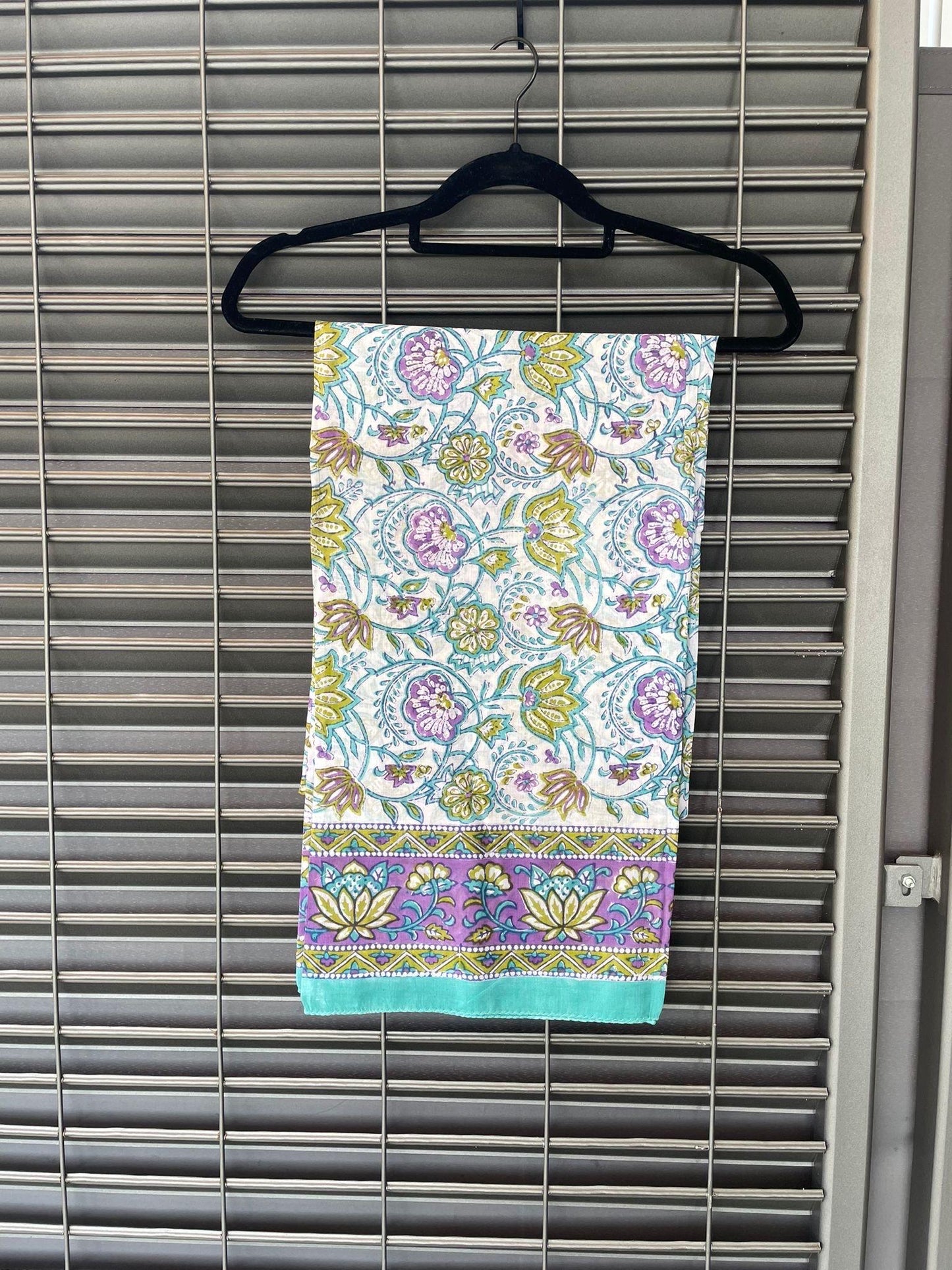 Pareo in mussola di cotone, tessuto stampato a mano. Fantasia floreale .A26