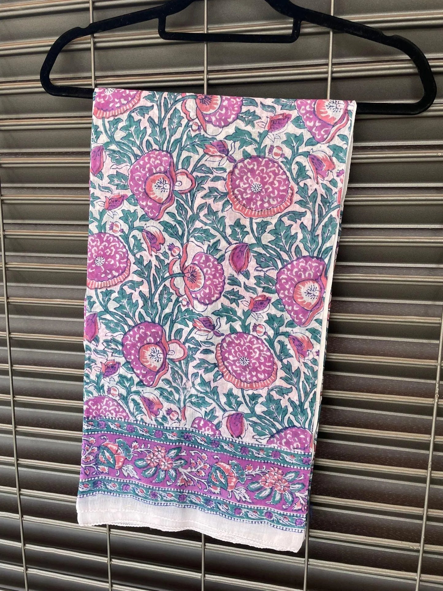 Pareo in mussola di cotone, tessuto stampato a mano. Fantasia floreale .A39