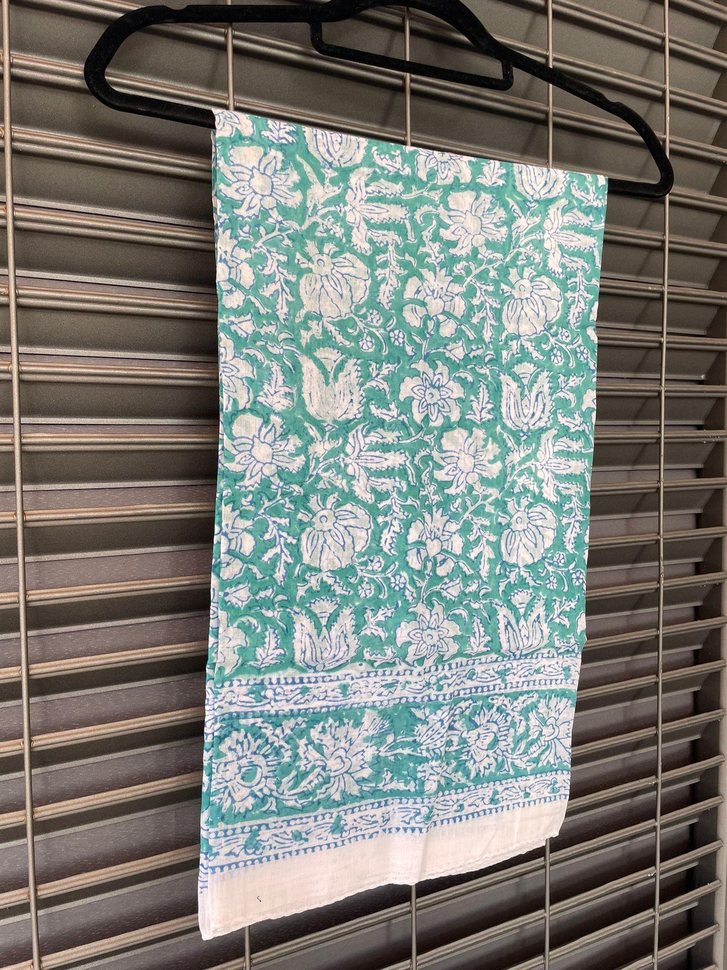 Pareo in mussola di cotone, tessuto stampato a mano. Fantasia floreale .A31