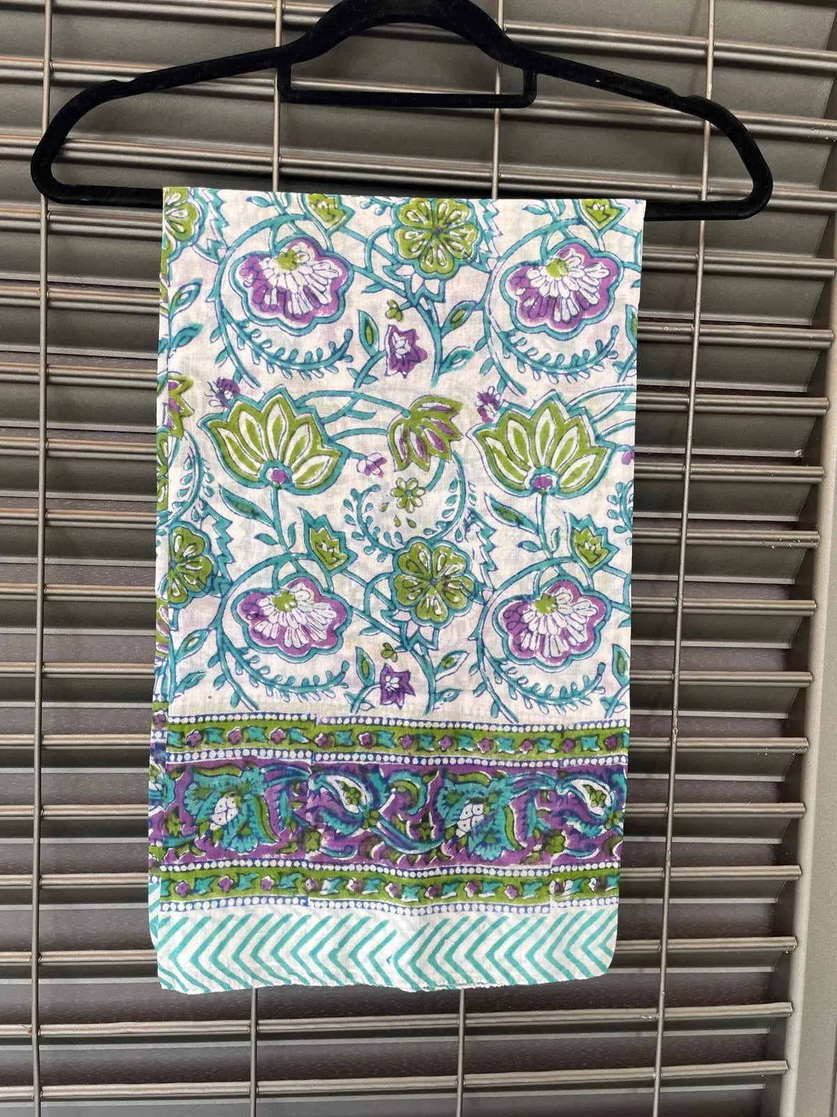 Pareo in mussola di cotone, tessuto stampato a mano. Fantasia floreale .A43