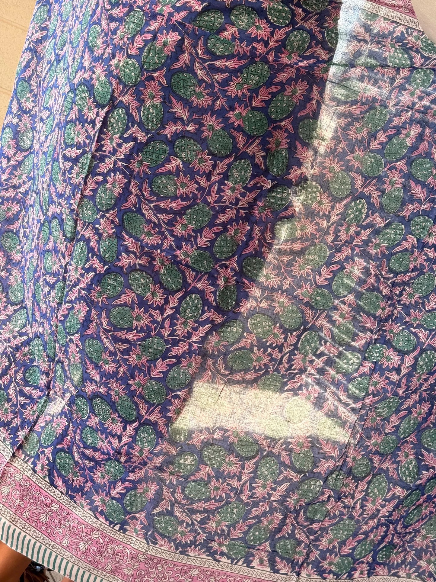 Pareo in mussola di cotone, tessuto stampato a mano. Fantasia ananas. A45