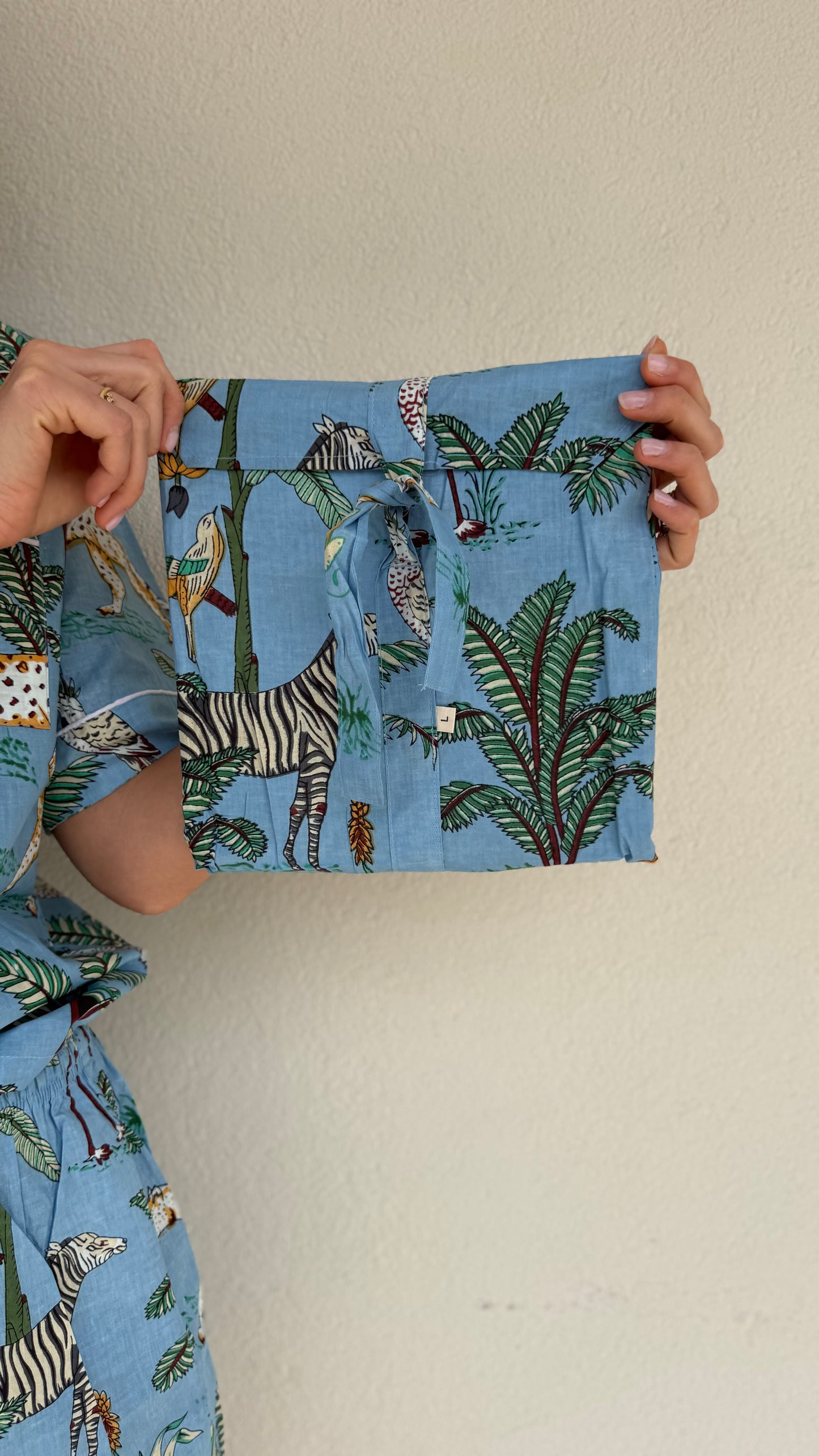 Pigiama corto 100% puro cotone organico fantasia animalier azzurro, made in Jaipur