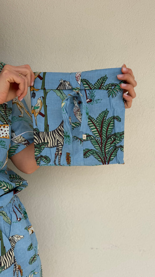 Pigiama corto 100% puro cotone organico fantasia animalier azzurro, made in Jaipur