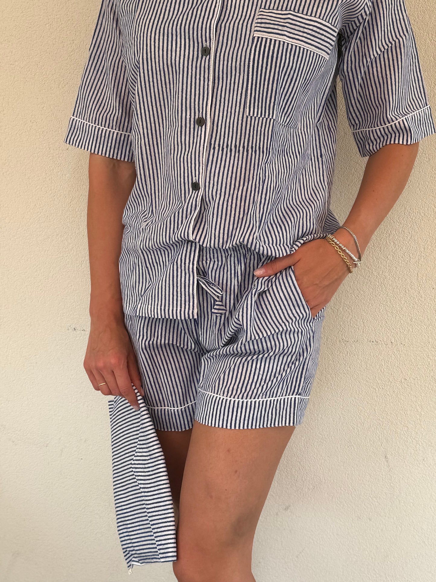 Pigiama corto 100% puro cotone organico righe blu e bianco, made in Jaipur