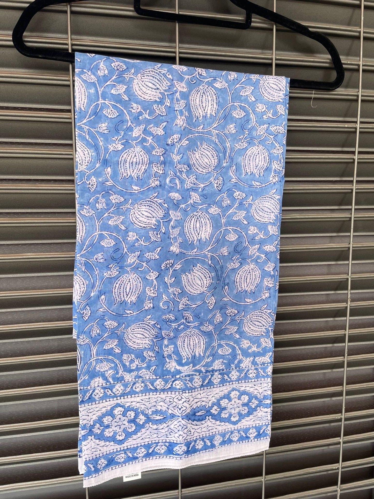 Pareo in mussola di cotone, tessuto stampato a mano. Fantasia floreale .A38