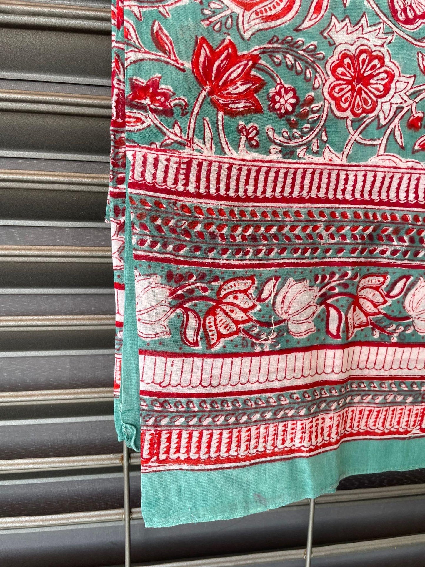 Pareo in mussola di cotone, tessuto stampato a mano. Fantasia floreale .A34