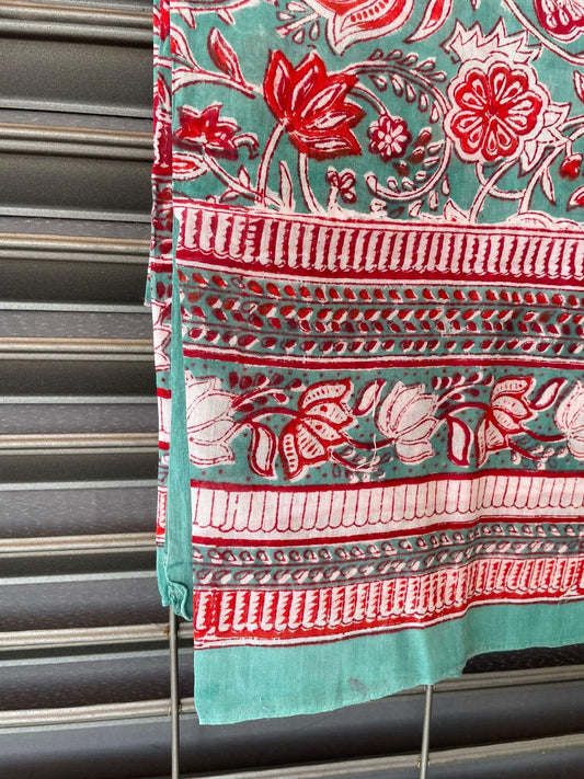 Pareo in mussola di cotone, tessuto stampato a mano. Fantasia floreale .A34