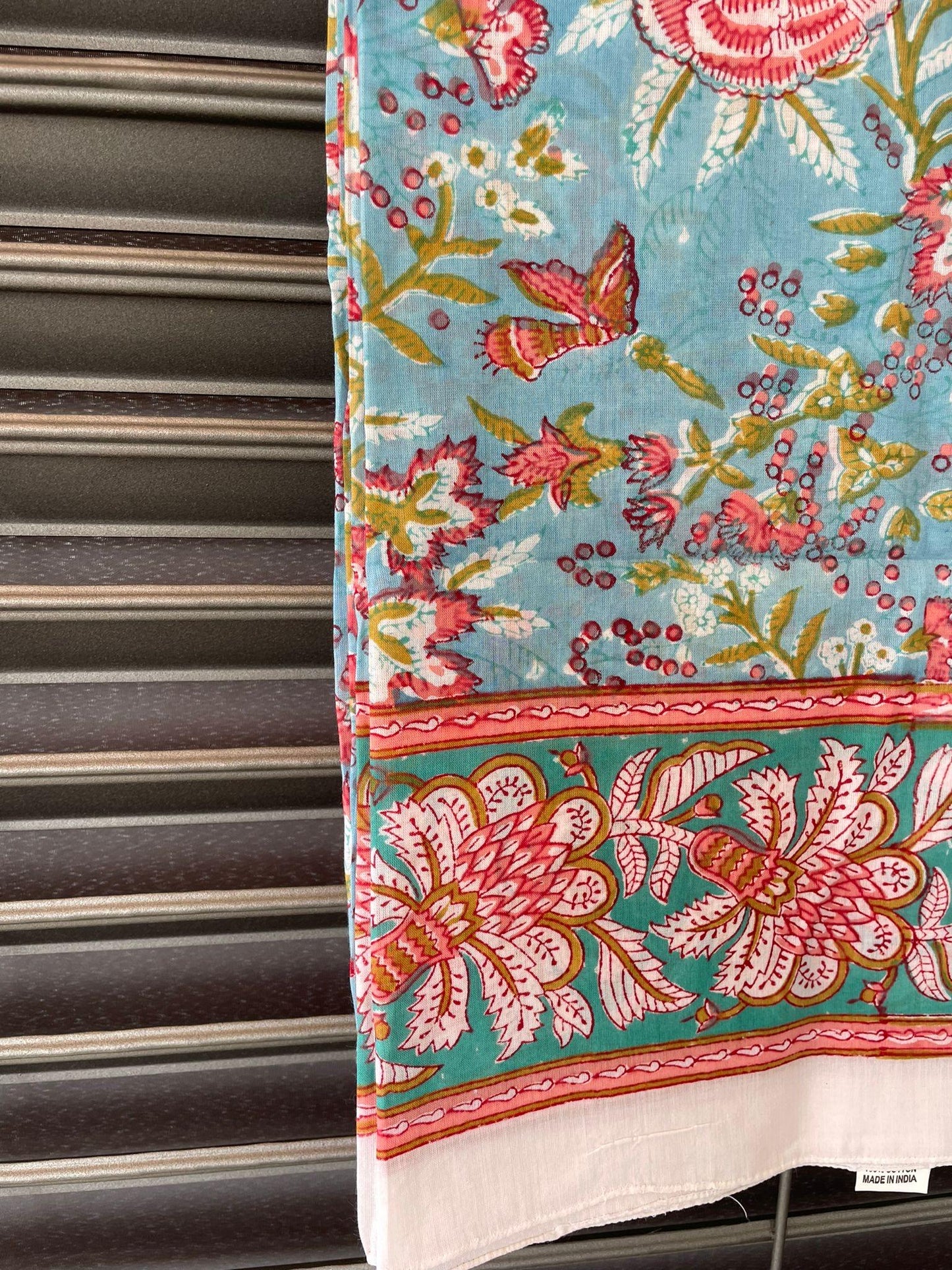 Pareo in mussola di cotone, tessuto stampato a mano. Fantasia floreale .A25