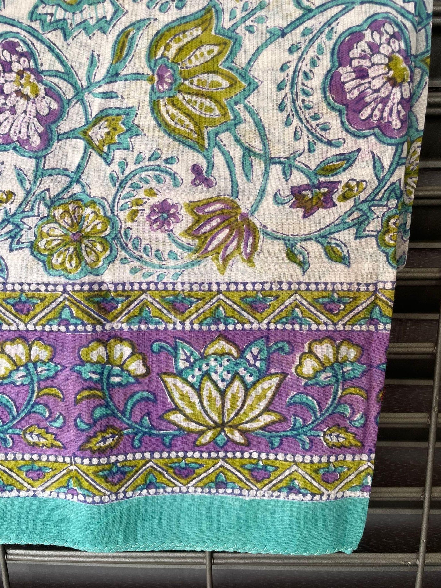 Pareo in mussola di cotone, tessuto stampato a mano. Fantasia floreale .A26