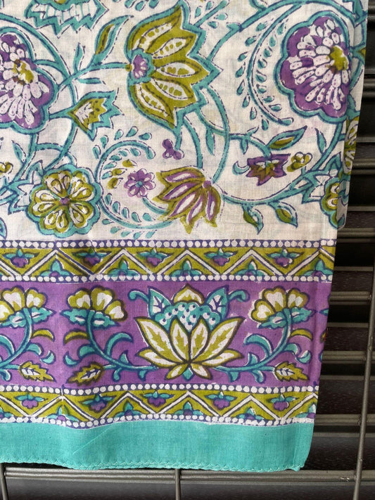 Pareo in mussola di cotone, tessuto stampato a mano. Fantasia floreale .A26