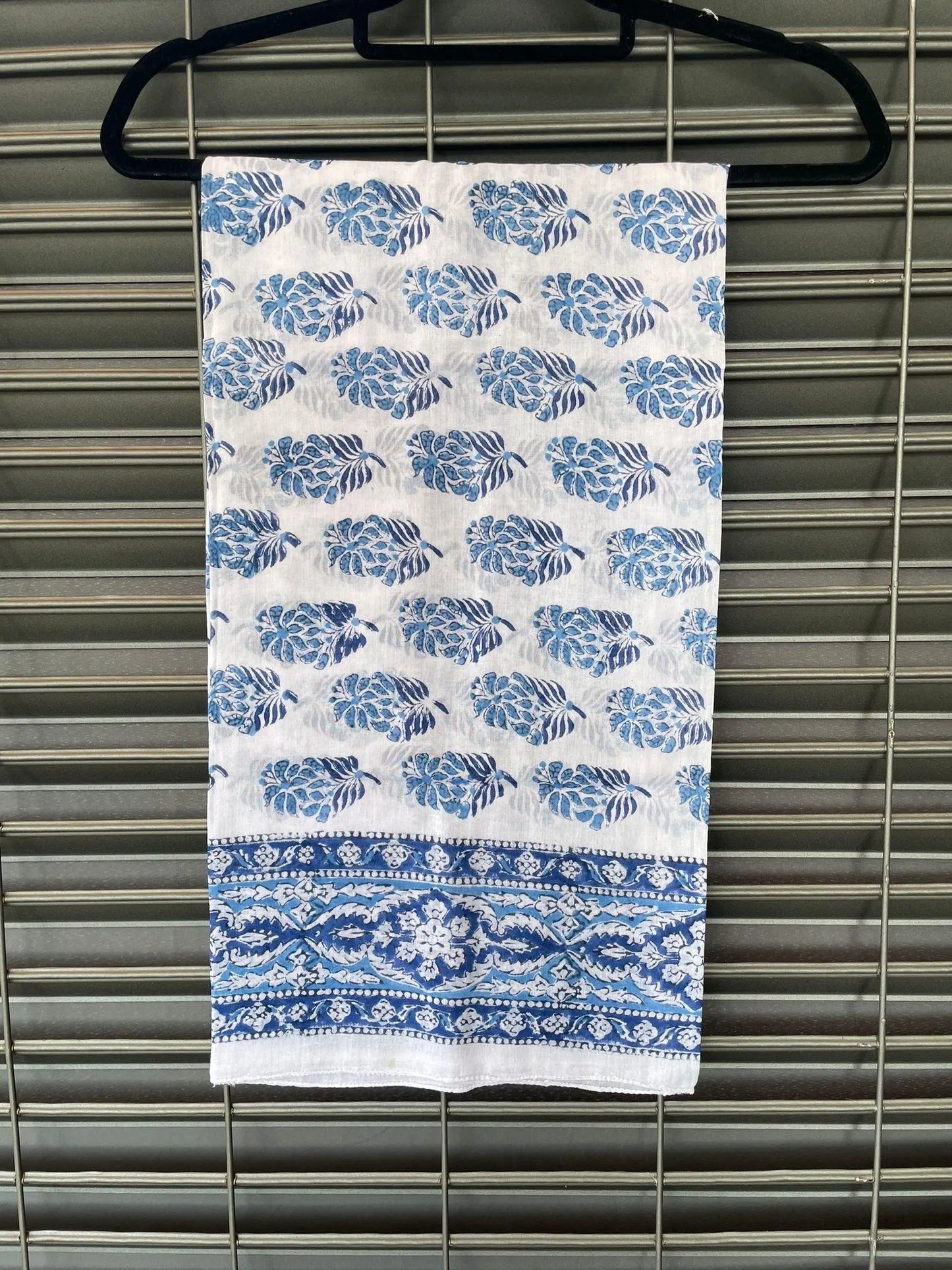 Pareo in mussola di cotone, tessuto stampato a mano. Fantasia floreale .A40