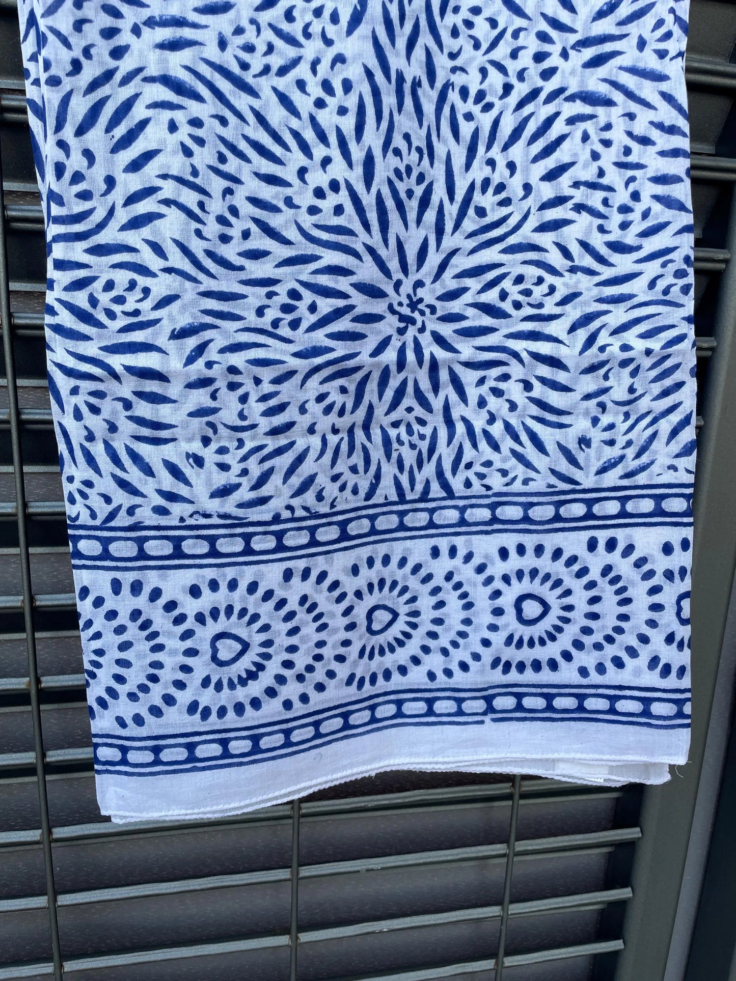 Pareo in mussola di cotone, tessuto stampato a mano. Fantasia floreale A16