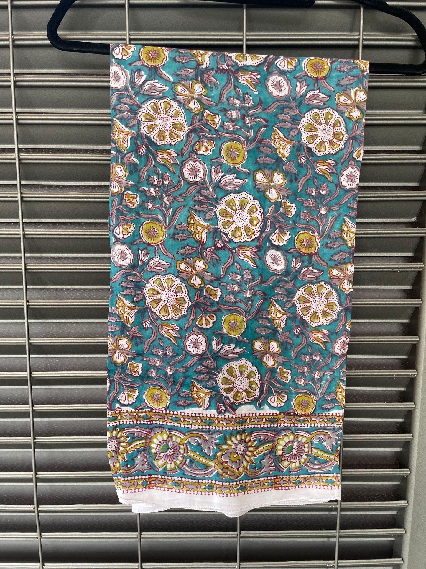 Pareo in mussola di cotone, tessuto stampato a mano. Fantasia floreale .A24