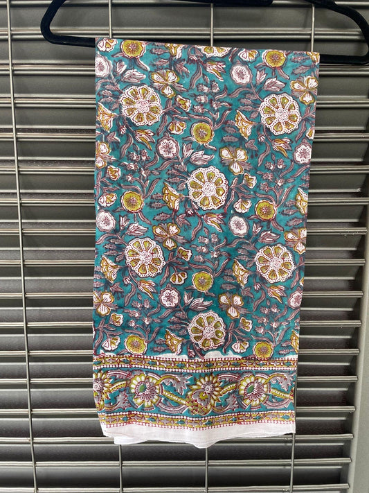 Pareo in mussola di cotone, tessuto stampato a mano. Fantasia floreale .A24