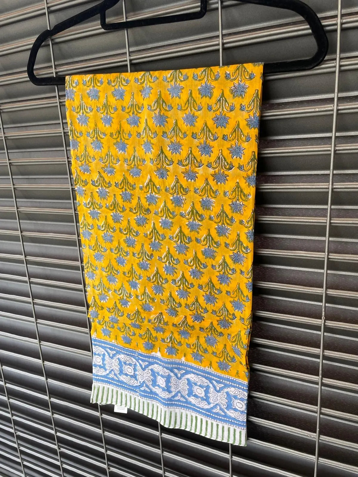 Pareo in mussola di cotone, tessuto stampato a mano. Fantasia floreale .A30