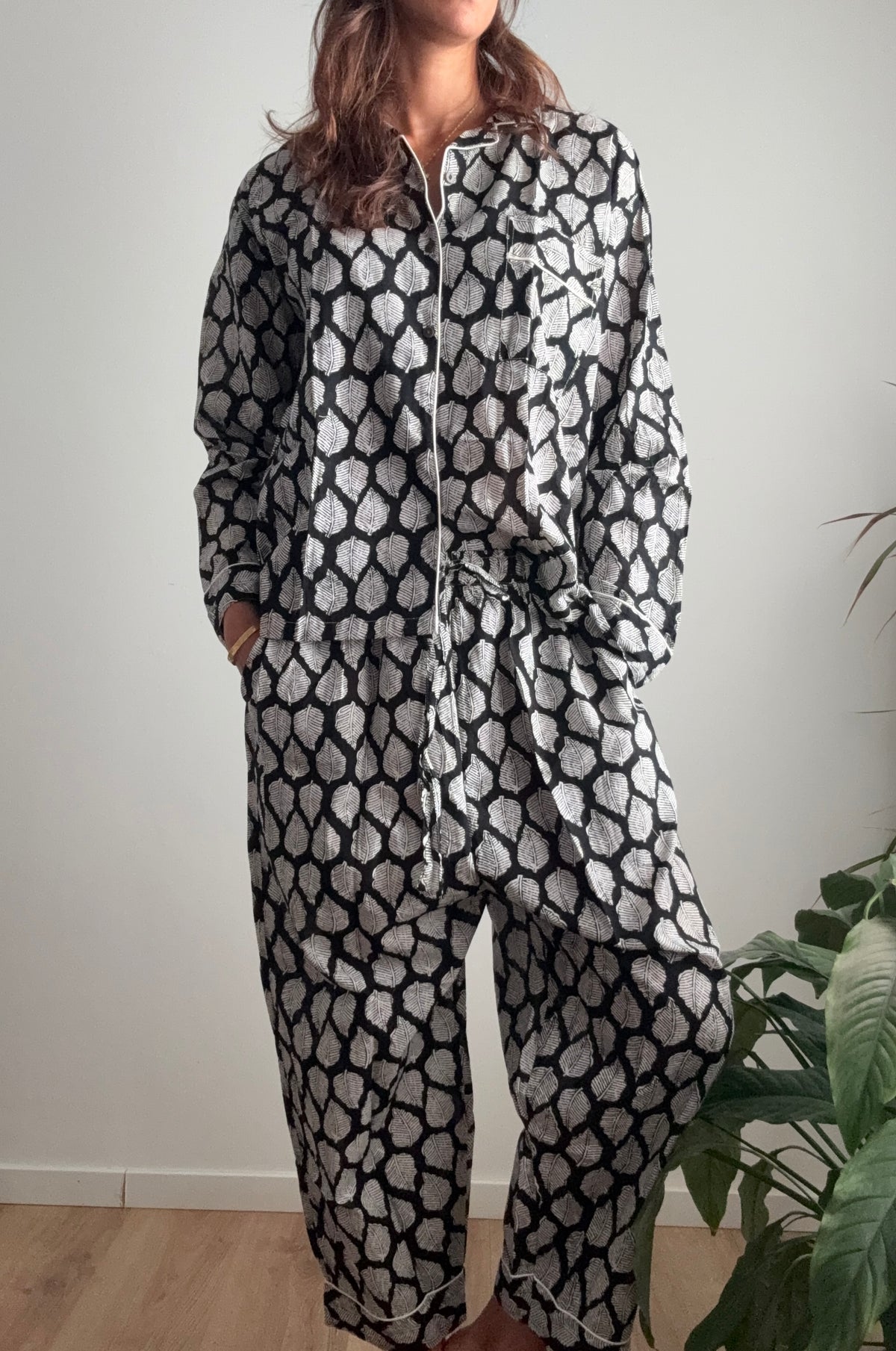 Pigiama lungo 100% puro cotone organico con pantalone baggy, foglie nere