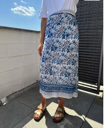 Pareo in mussola di cotone, tessuto stampato a mano. Fantasia floreale. A10