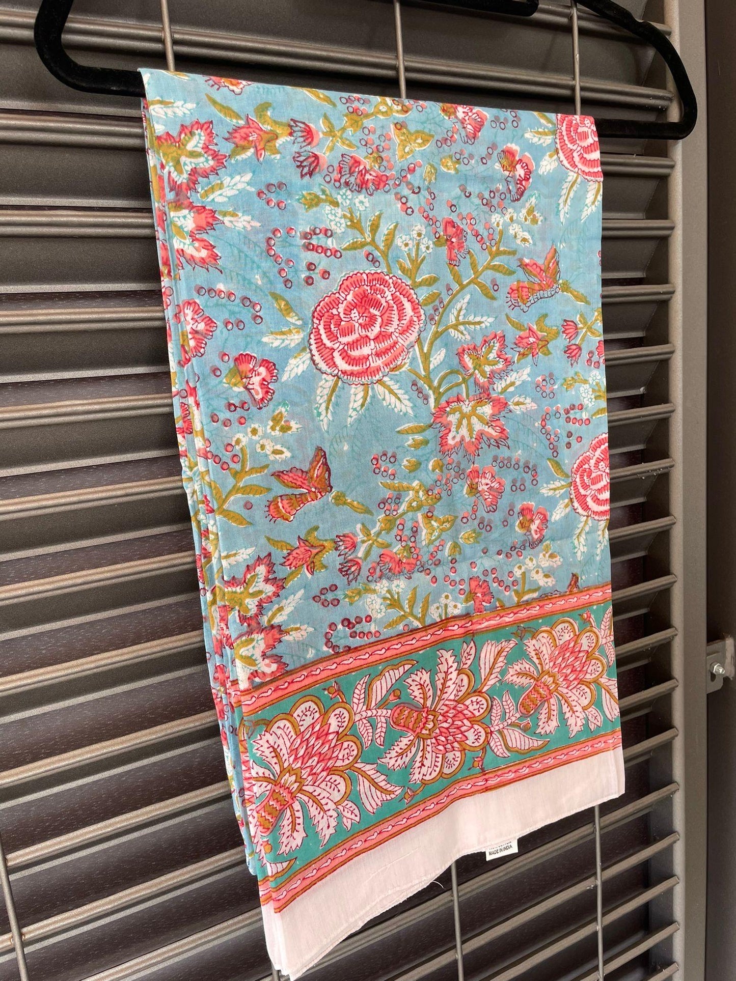 Pareo in mussola di cotone, tessuto stampato a mano. Fantasia floreale .A25