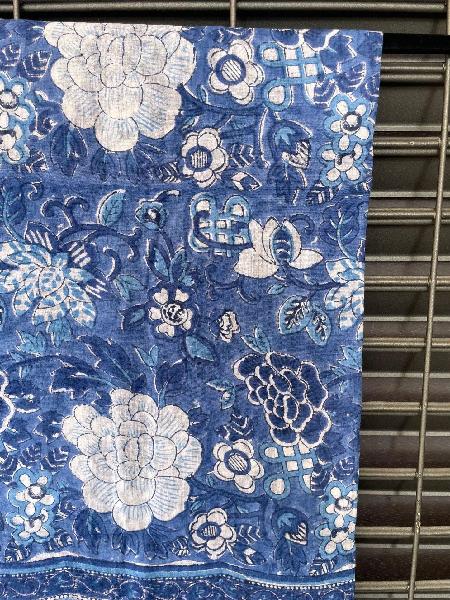 Pareo in mussola di cotone, tessuto stampato a mano. Fantasia floreale .A29