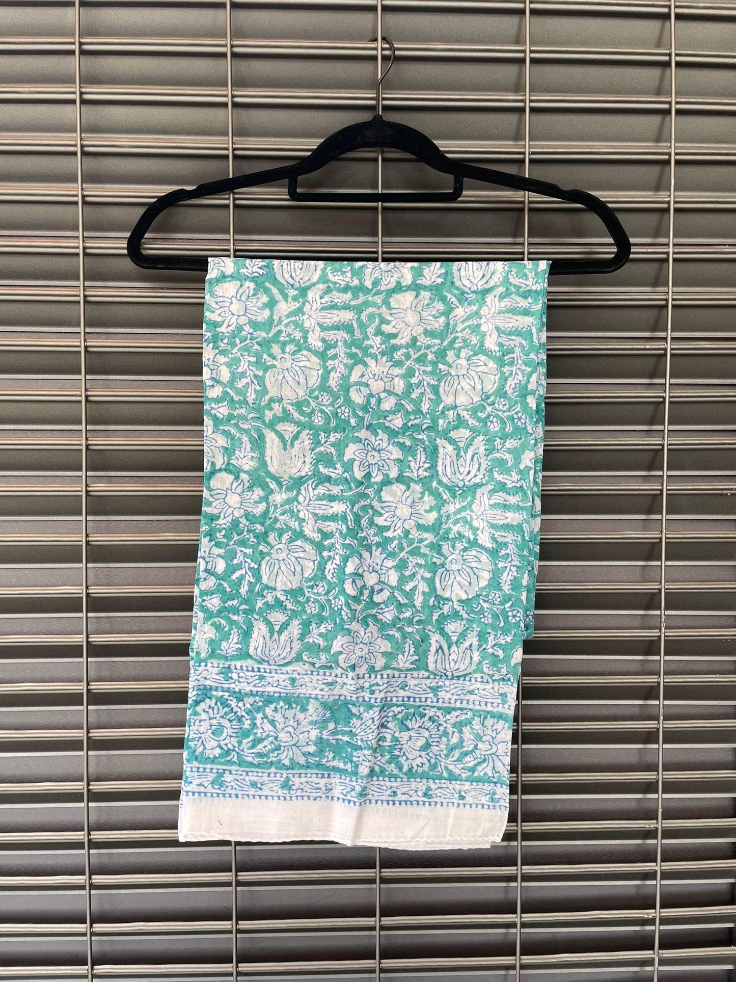 Pareo in mussola di cotone, tessuto stampato a mano. Fantasia floreale .A31