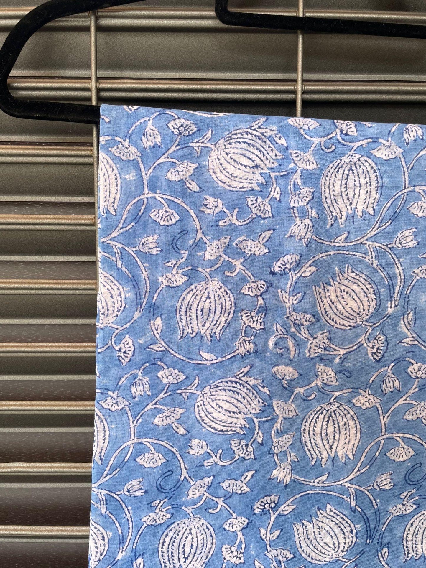 Pareo in mussola di cotone, tessuto stampato a mano. Fantasia floreale .A38