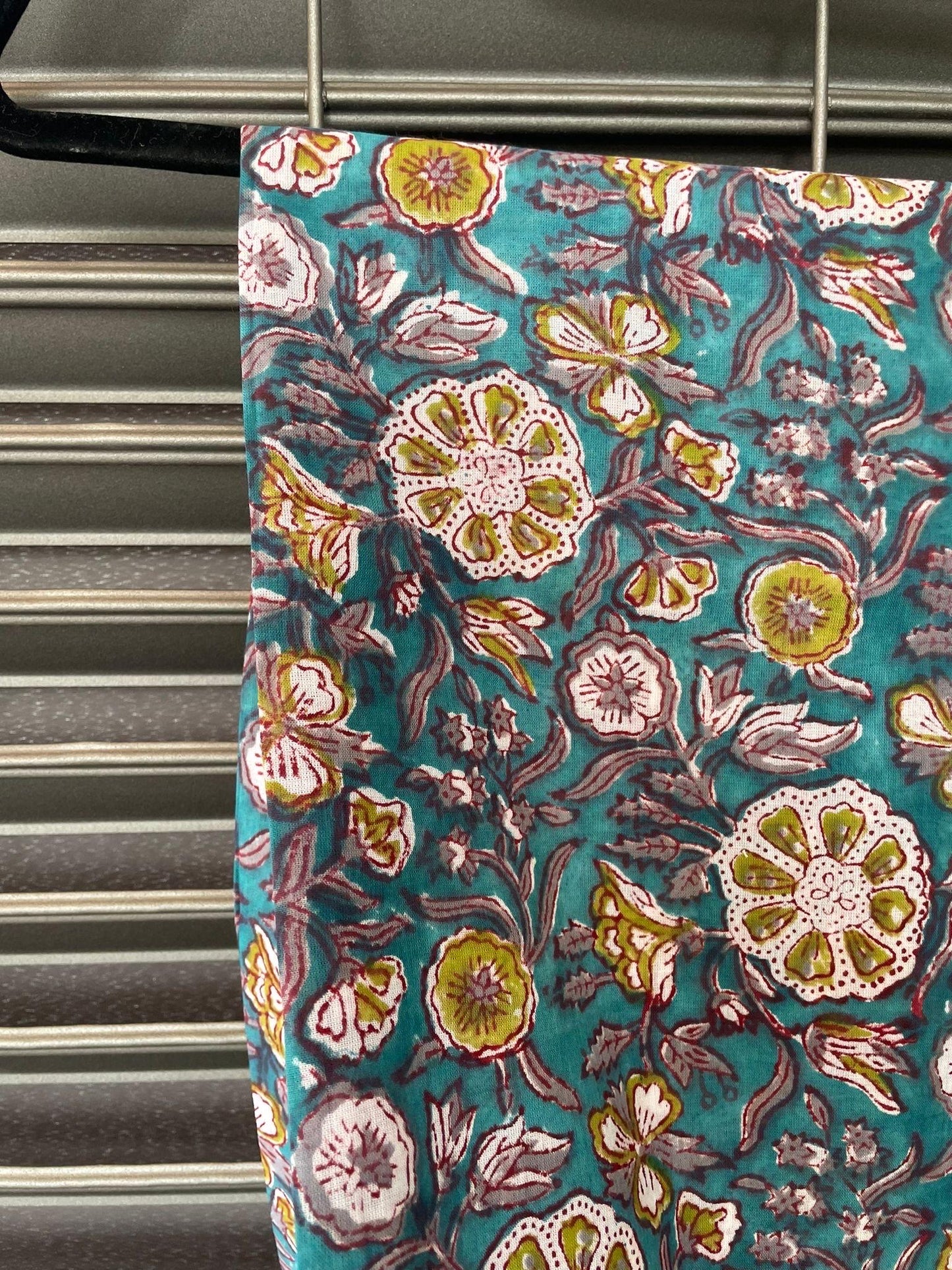 Pareo in mussola di cotone, tessuto stampato a mano. Fantasia floreale .A24